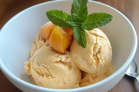 Sorvete caseiro cremoso com baunilha e pedaços frescos