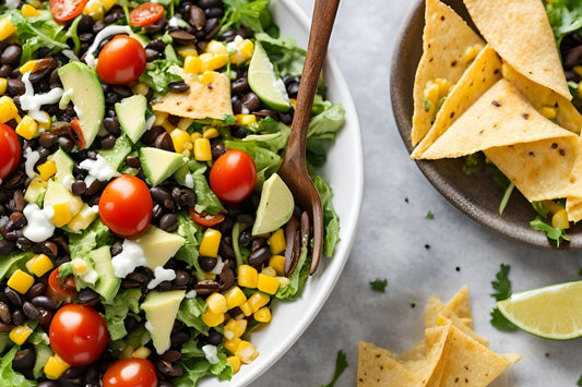 Salada de fazenda de abacate fresca com verduras mistas