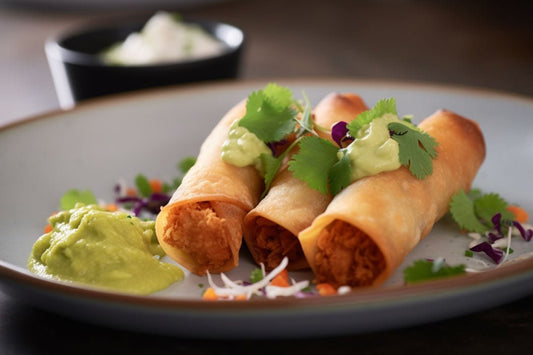 Flautas de frango crocantes com molho de abacate picante