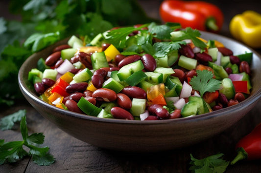 Salada colorida de feijão de rim com vegetais frescos e molho picante