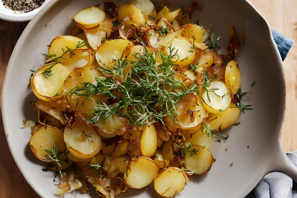 Batata de lyonnaise clássica: crocante, amanteigado e deliciosamente infundido com cebola