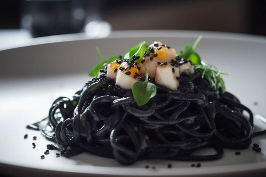 Macarrão com tinta de lula com infusão de frutos do mar