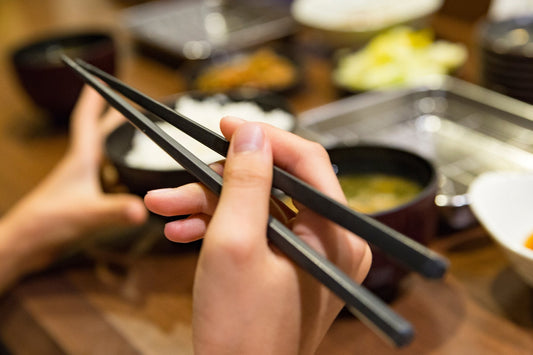 Quais são as coisas que devemos e não devemos fazer ao comer uma refeição japonesa?